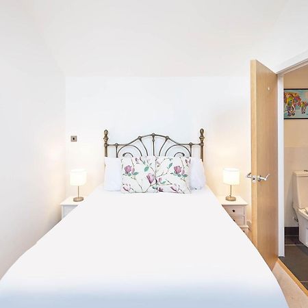 Host & Stay - Penthouse Pad สการ์โบโรห์ ภายนอก รูปภาพ